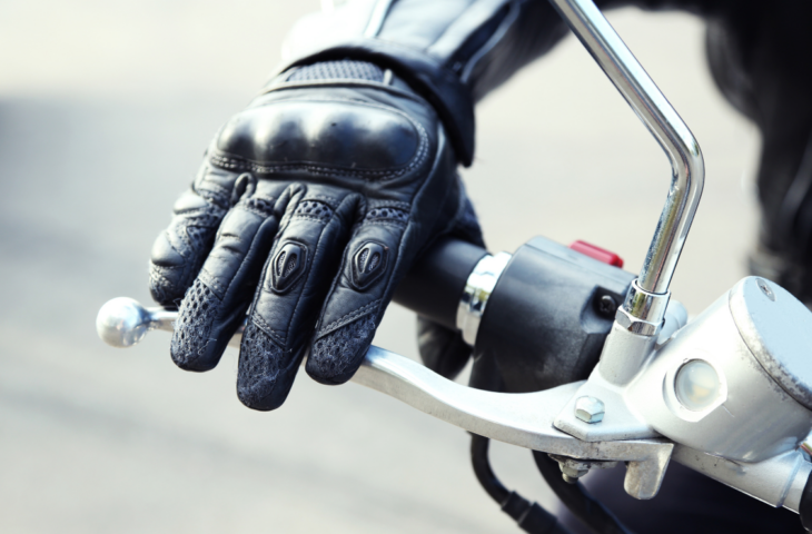 Luva de motociclista: 10 melhores para comprar em 2026